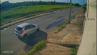 Veículo atinge poste após desviar de carro em Aracaju 