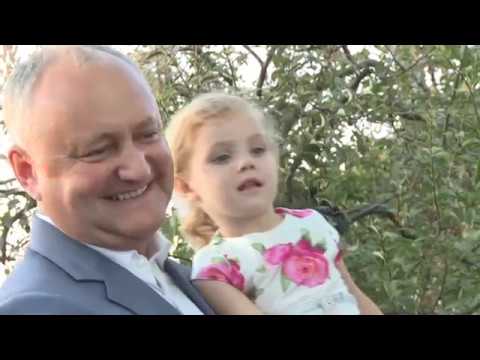 Igor Dodon a vizitat o familie cu mulți copii și un cuplu longeviv din orașu Rîșcani