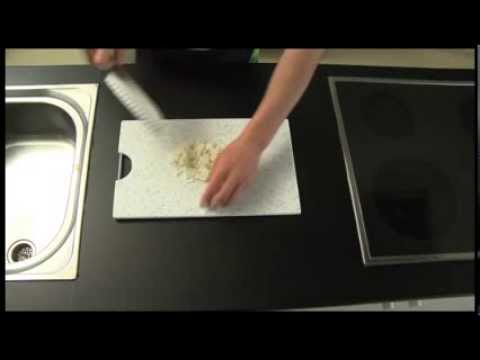 Rohschinken - Kochen mit GORILLA! Sandro Heimberg zeigt dir, wie du Kohlrabisuppe mit Rohschinken machen kannst (Teile 1-7). GORILLA für mehr Uga-Uga im Leben! www.gorilla.ch.