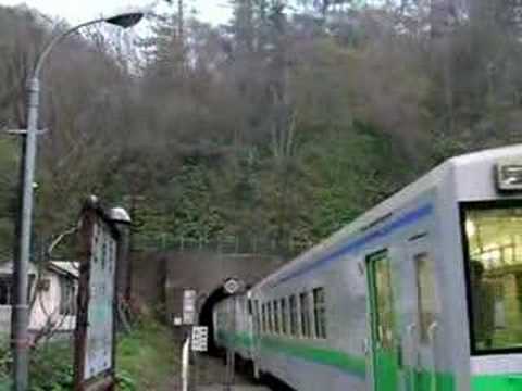 小幌駅を発車する普通列車