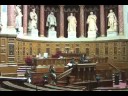 En ce jour de célébration du Patrimoine de notre pays, nous nous alarmons des dangers que lui fait courir la loi pour la Parité.Malgré la résistance farouche de nos partis politiques, cette loi a déjà permis à trop de femmes de semparer de nombreux sièges, pervertissant ainsi, de lhumble mairie de village aux plus nobles assemblées, la solennité du mandat républicain!Nous avions toutes les raisons de penser que le Sénat serait le dernier rempart contre cette invasion des femmes. Pourtant, les intruses sont déjà 60, sur les 330 sièges pourvus. Lélection daujourdhui risque bien, hélas, daugmenter le nombre des intrigantes.Impuissants à endiguer ce flot, vous pouvez cependant en limiter les effets. La Barbe, et tous les vrais patriotes vous en conjurent ! Résistez !Les présidences de Commissions échappent encore à la contagion, mais déjà une vice-présidente sest immiscée dans votre organe directeur. Cest assez !Messieurs, la femme nest pas un homme politique ! La modernité que lon vous propose nest que le début du déclin !Protégeons la France de nos pères ! Vive la France ! Vive le Patrimoine !La barbe.