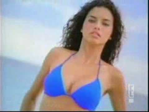 Adriana lima entrevistada en la playa