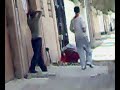 يبحث في النفايات لعله يجد ما يشبع الاطفال