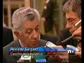 ya está, listo.MFLORES 19 (Mensaje Nº 10) COMPARTO Y RATIFICO PLENAMENTE LO QUE UD. DICE - y felicito a todos los que, para mi sorpresa, opinan a favor de este tema.- Vivo en Entre Ríos (A ESCASOS 100 KM DE LAS PASTERAS) y lamentablemente la ignorancia y la estupidez llevo este tema a estos ridiculos extremos.- Los que opinamos que las pasteras no contaminan (o que contamina como cualquier otra industria pero seguro mucho menos que las nuestras) y que esto es una gran farsa , no podemos expresarlo aca en Entre Ríos, ni siquiera en una mesa familiar, mucho menos publicamente, frente a la intolerancia y la prepotencia de los hoy devenidos en ambientalista-talibanes que se creen dueños de la verdad absoluta.- Por lo que agradezco esta oportunidad y me alegro de leer todos estos comentarios, porque como argentino y entrerriano me averguenzo de lo que estamos haciendo con el Uruguay.- Comparto la gran mayoria de los comentarios inteligentes por cierto, de este foro (ya esta todo dicho) solo voy a agregar que Viviendo en una ciudad fronteriza con el Uruguay, uno conoce mas a los Uruguayos, por lo que puedo asegurarles que conforman una sociedad con una conducta civica-social mucho mas elevada que la nuestra (respetan sus leyes, a la policia, las normas de transito, etc) y eso se traduce también en una conducta ambiental social mucho mas seria que la nuestra, no en vano son el Tercer pais en el mundo de menor contaminación ambiental. (nosotros al nivel de sudafrica en el tema).-ADELANTO MI PEDIDO DE DISCULPAS PARA NUESTROS HERMANOS URUGUAYOS y quiero decirles que hay una gran mayoria silenciosa de entrerrianos que piensan igual.-Lamentablemente las conductas patoteriles, de pequeños grupos no prepresentativos pero piqueteros, pueden más.- Las opiniones individuales lamentablemente son silenciosas (te convertis automaticamente en traidor a la patria por estos lados) Pero cuando veo a mis hijos angustiados, bombardeados de alarmantes comentarios sobre el tema, practicamente les dicen en la escuela que el mundo se termina con las pasteras y que el río Uruguay desaparece, les explico y me pregunto ¿ COMO PUEDE SER QUE DEJEMOS QUE ESTOS ESTUPIDOS SIGAN ADELANTE ? Lamento Mflores 19 que ud. tenga que estar pasando por esto, no podia menos que salir en su apoyo.- Un abrazo para todos, muy bueno este foro.-