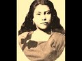 Con todo mi amor a mi mamá, a quien debo el que me guste la música mexicana, utilizo una canción de la gran Lola Beltrán, una de sus favoritas. De Antonio y Roberto Cantoral Cuando lo estaba queriendo, cuando lo estaba sintiendo, todito mío lo vi partir. Me juró que regresaba, pero todo era mentira porque ya su alma no era de mí. En la noche silenciosa, nos miramos frente a frente, sin hablar. Cuando me dijo de pronto que olvidara su cariño, que no me quería engañar. Fue bajo del crucifijo ...