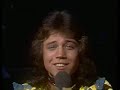 Dennie Christian - Rosamunde 1975Ich bin schon seit TagenVerliebt in Rosamunde.Ich denke jede Stunde,Sie muß es erfahren.Seh' ich ihre LippenMit dem frohen Lachen,Möcht ich alles machen,Um sie mal zu küssen.Aber heut' bestimmt geh' ich zu ihr (la la la la),Gründe hab ich ja genug dafür (la la la la).Ich trete einfach vor sie hinUnd sag ihr, wie verliebt ich bin.Sagt sie dann noch nein, ist mir 's egal (la la la la),Denn ich wart' nicht auf ein ander' Mal (la la la la).Ich nehm' sie einfach in den ArmUnd sage ihr mit meinem Charme:Rosamunde, schenk' mir dein Herz und sag ja,Rosamunde, frag doch nicht erst die Mama.Rosamunde, glaub mir auch ich bin dir treu.Denn zur Stunde, Rosamunde, ist mein Herz gerade noch frei.Sie läßt mich noch wartenUnd lächelt nur von Ferne.Ich wüßte nur zu gerne,Wie andere es machen.Verborgen als VeilchenLeb ich in ihrer Nähe,Doch wenn ich sie sehe,Wart' ich noch ein WeilchenAber heut' bestimmt geh' ich zu ihr (la la la la),Gründe hab ich ja genug dafür (la la la la).Ich trete einfach vor sie hinUnd sag ihr, wie verliebt ich bin.Sagt sie dann noch nein, ist mir 's egal (la la la la),Denn ich wart' nicht auf ein ander' Mal (la la la la).Ich nehm' sie einfach in den ArmUnd sage ihr mit meinem Charme:Rosamunde, schenk' mir dein Herz und sag jaRosamunde, frag doch nicht erst die MamaRosamunde, glaub mir auch ich bin dir treuDenn zur Stunde, Rosamunde, ist mein Herz gerade noch frei.Rosamunde, schenk' mir dein Herz und sag jaRosamunde, frag doch nicht erst die MamaRosamunde, glaub mir auch ich bin dir treuDenn zur Stunde, Rosamunde, ist mein Herz gerade noch frei.
