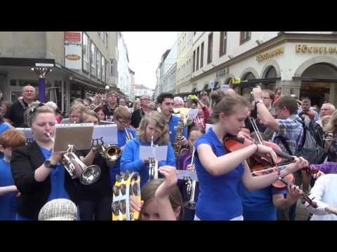 Musik - Ein wahnsinns Erlebnis für alle knapp 200 teilnehmenden Musiker, die sich auf dem alten Markt in Bielefeld zum Flashmob einfanden. Ca. 1000 Zuschauer sangen ...