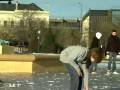 Angers : Le jardin du Mail transform� en patinoire