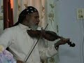 Bischof Geevarghese Mar Divannasios spielt Geige Bischof Geevarghese Mar Divannasios spielt Geige