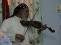 Bischof Geevarghese Mar Divannasios spielt Geige
