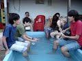 Por ordem de aparecimento:Mu, Desi, Lina, Leandro, Xuxu, Will, renata ao fundo.Will, Mu, e Xuxu cantando;Desi, Lina e Leandro brincando na água;Lika filmando;Rê de porre;Dia super divertido =DNão reparem no meu cabelo, ele havia secado sem pentear e com omo!