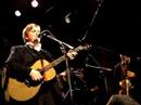 chris difford sur la sc�ne de l'ahambra de paris le 6 avril 2008 accompagn� par jools holland et son orchestre.