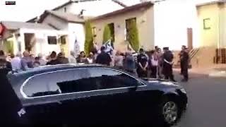 Powitanie Morawieckiego w Koszalinie przez zwolenników Demokracji, Konstytucji i wolnej Polski.