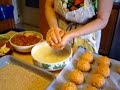 Preparazione culinaria siciliana,queste secondo la ricetta della famiglia di mia suocera,della città di Palermo.Sono una delle classiche preparazioni a base di riso. Possono degnamente sostituire il primo piatto perchè in definitiva si tratta di un timbaletto di riso. Sono una specialità palermitana, ma vengono fatte, con qualche variante, in tutta l'isola. Nella Sicilia orientale, a Messina e a Catania soprattutto, è d'uso prepararli a forma ovaloide. Nel resto dell'isola, invece, la forma è rotonda, simile ad una arancia, dalla quale appunto prende il nome per analogia. Diversi anche i ripieni: con un tocco di formaggio nel catanese, con cipolla e vino bianco nell'ennese e con cacio, senza zafferano, nel ragusano.Naturalmente vanno rigorosamente fritte in abbondante olio Evo ;-)  http://www.panperfocaccia.eu/