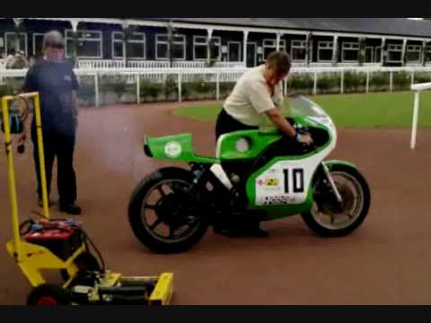 Mick Grant fires up his Kawasaki KR750 