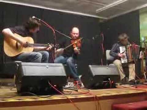 lau - Catch LAU LIVE NOW! http://www.lau-music.co.uk/gigs/ Filmed At: Little Gransden, Cambs, March 5th 2008 Kris Drever (guitar), Aidan O'Rourke (fiddle), Martin ...