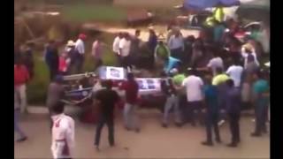 AUTO ARROLLA A ASISTENTES  EN CARRERA DE TERRENATE