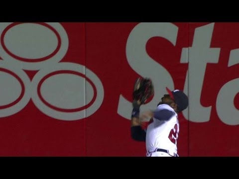 Video: Heyward robs Wright of extra bases