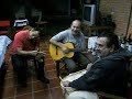 Compartiendo un momento al son de la guitarra entre amigos II