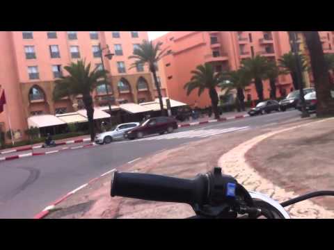 mohamed6 - le roi du maroc à Marrakech dans sa voiture 2014 King of morocco hanging out alone الملك محمد السادس يتجول في مراكش.