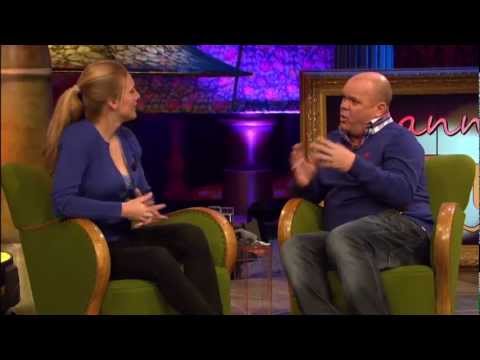 naakt - 'Wat Als?'-ster Charlotte Vandermeersch zit op de sofa bij 'Manneke Paul'. Paul heeft opgevangen dat ze graag naakt is en rolt meteen een mobiel bad binnen. ...