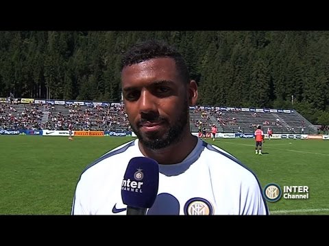 M'VILA SALUTA I TIFOSI