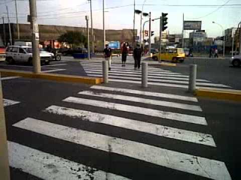 Peatones en el cruce de Tomás Marsano y Angamos rompen constantemente las reglas de tránsito