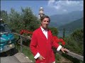 vico torriani - la pastorella 1995 
original von 1976 
(aufgenommen in lugano/schweiz/switzerland)

es war an einem fr�hlingstag, 
es gr�nte schon, wie neu war die welt. 
der winter hat sein abschiedslied beim wind bestellt, 
die sch�ferin von val gardena 
zog allein hinauf in das land. 
dort wo sie einen sommer lang 
die ruhe fand. 

la pastorella ist so jung und sch�n 
und viel zu lang allein auf bergesh�h'n. 
die liebe ist kein spiel der ewigkeit, 
d'rum schenk' ihr jeden tag von deiner zeit. 
la pastorella die so jung und sch�n, 
wird eines tages auch versteh'n. 

er hat gesagt: ich wart' auf dich, 
der herbst kommt bald und dann bist du mein, 
und wirst ein ganzes leben lang, 
nur gl�cklich sein. 
sie schaut in`s gr�ne tal zur�ck 
und denkt an ihn und f�hlt, es wird warm, 
sie wird f�r immer bei ihm sein 
im n�chsten jahr. 

la pastorella ist so jung und sch�n 
und viel zu lang allein auf bergesh�h'n. 
die liebe ist kein spiel der ewigkeit, 
d'rum schenk' ihr jeden tag von deiner zeit. 
la pastorella die so jung und sch�n, 
wird eines tages auch versteh'n.