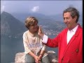 vico torriani - la pastorella 1995 
original von 1976 
(aufgenommen in lugano/schweiz/switzerland)

es war an einem fr�hlingstag, 
es gr�nte schon, wie neu war die welt. 
der winter hat sein abschiedslied beim wind bestellt, 
die sch�ferin von val gardena 
zog allein hinauf in das land. 
dort wo sie einen sommer lang 
die ruhe fand. 

la pastorella ist so jung und sch�n 
und viel zu lang allein auf bergesh�h'n. 
die liebe ist kein spiel der ewigkeit, 
d'rum schenk' ihr jeden tag von deiner zeit. 
la pastorella die so jung und sch�n, 
wird eines tages auch versteh'n. 

er hat gesagt: ich wart' auf dich, 
der herbst kommt bald und dann bist du mein, 
und wirst ein ganzes leben lang, 
nur gl�cklich sein. 
sie schaut in`s gr�ne tal zur�ck 
und denkt an ihn und f�hlt, es wird warm, 
sie wird f�r immer bei ihm sein 
im n�chsten jahr. 

la pastorella ist so jung und sch�n 
und viel zu lang allein auf bergesh�h'n. 
die liebe ist kein spiel der ewigkeit, 
d'rum schenk' ihr jeden tag von deiner zeit. 
la pastorella die so jung und sch�n, 
wird eines tages auch versteh'n.