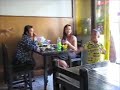 Ravintolan tarjoilija ja kersa pisti jalalla koreasti