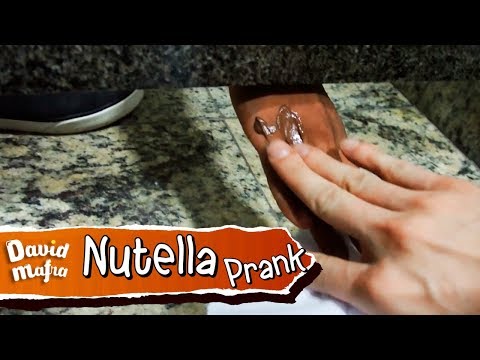nutella - Você ta na cabine de um banheiro e o cara ao seu lado pede um pedaço de papel. Ai você da....só que sua mão volta toda suja de.....assistam !!!!!!! --- Curta...
