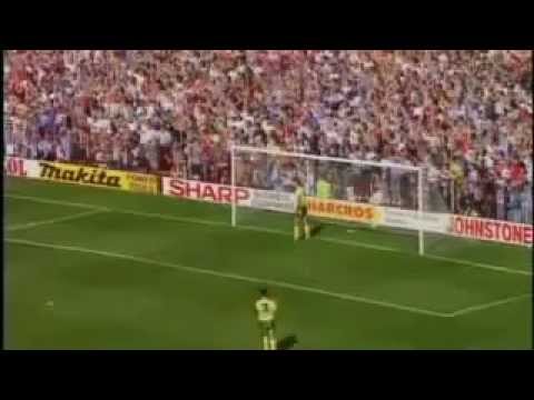 manchester gigs - Ryan Giggs signed for Man Utd in 1990.He made his debut in 1991 and since the 1991-1992 he became a regular player for Manchester United.