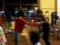 Una emo y un punketo bailando