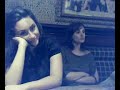 Ragazze ubriache (?) annoiate al pub...