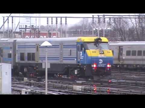how to get to jfk on e train