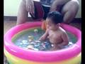 videos de niña at mini-pool