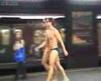 bellissimi ragazzi in costume in metropolitana