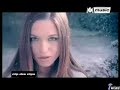Natasha St Pier   Un ange frappe à ma porteUn signe, une larme, un mot, une arme,Nettoyer les étoiles à l'alcool de mon âme,Un vide, un mal, des roses qui se fanent,Quelqu'un qui prend la place de quelqu'un d'autre...Un ange frappe à ma porte, est-ce que je le laisse entrer ?Ce n'est pas toujours ma faute si les choses sont cassées ;Le diable frappe à ma porte, il demande à me parlerIl y a en moi toujours l'autre, attiré par le danger...Un filtre, une faille, l'amour, une paille,Je me noie dans un verre d'eau, j'me sens mal dans ma peau ;Je ris, je cache le vrai derrière un masque,Le soleil ne va jamais se lever...Un ange frappe à ma porte, est-ce que je le laisse entrer ?Ce n'est pas toujours ma faute si les choses sont cassées ;Le diable frappe à ma porte, il demande à me parlerIl y a en moi toujours l'autre, attiré par le danger...Je ne suis pas si forte que ça,Et la nuit, je ne dors pas,Tous ces rêves ça me met mal...Un enfant frappe à ma porte, il laisse entrer la lumière,Il a mes yeux et mon cœur, et derrière lui c'est l'enfer ;Un ange frappe à ma porte, est-ce que je le laisse entrer ?Ce n'est pas toujours ma faute si les choses sont cassées...Un ange frappe à ma porte, est-ce que je le laisse entrer ?Ce n'est pas toujours ma faute si les choses sont cassées,Ce n'est pas toujours ma faute si les choses sont cassées...
