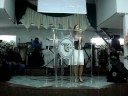 Aqui está Anais alabando al señor