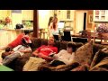28 SET -  Caitlin e Christian Beadles tem uma foto de Justin Bieber na sala