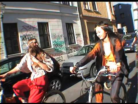 Video: Reality Studio SS11 Preview – A Moving Fashion Show on Bicycles