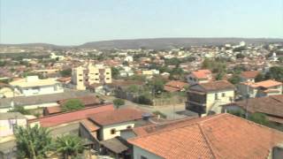 VÍDEO: Anastasia anuncia asfaltamento da estrada entre Paracatu e Brasilândia de Minas