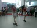 videos de Deux jeunes filles dansent sur le stand Chery