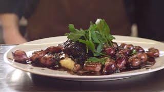Ochsenbacke in Sauce Bordelaise mit glasierten Champignons und Frühlingszwiebeln