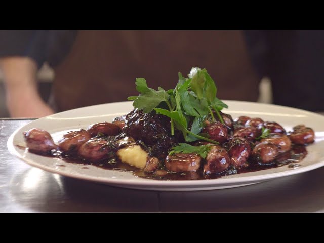 Ochsenbacke in Sauce Bordelaise mit glasierten Champignons und Frühlingszwiebeln
