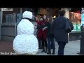 Broma de hombre de nieve asustando a la gente