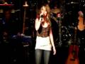 Annie-Gavin-performi