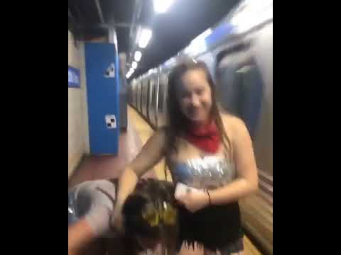 Dwie pijane dziewczyny i ich powrót do domu. Niewiele brakowało