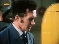 Het onafscheidelijke duo Peppi en Kokki was in 1973 voor het eerst te zien op de Nederlandse televisie. Jong en oud genoten van de doldwaze avonturen van de twee matrozen. Gerard van Essen (Aka John Kamé) en Herman Kortekaas brachten een soort Laurel  Hardy-achtig programma over twee matrozen die in iedere aflevering op zoek naar een baantje allerlei avonturen beleefden. In deze aflevering uit, voor het eerst uitgezonden op 10 maart 1975, mollen zij per ongeluk een auto die ze van een ...