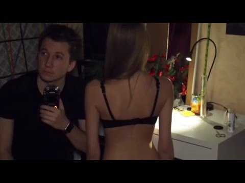 u-devushki-sletaet-lifchik-video